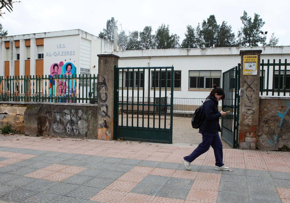 Fachada de uno de los dos edificios del IES Al-Qázeres, en la avenida de Cervantes.