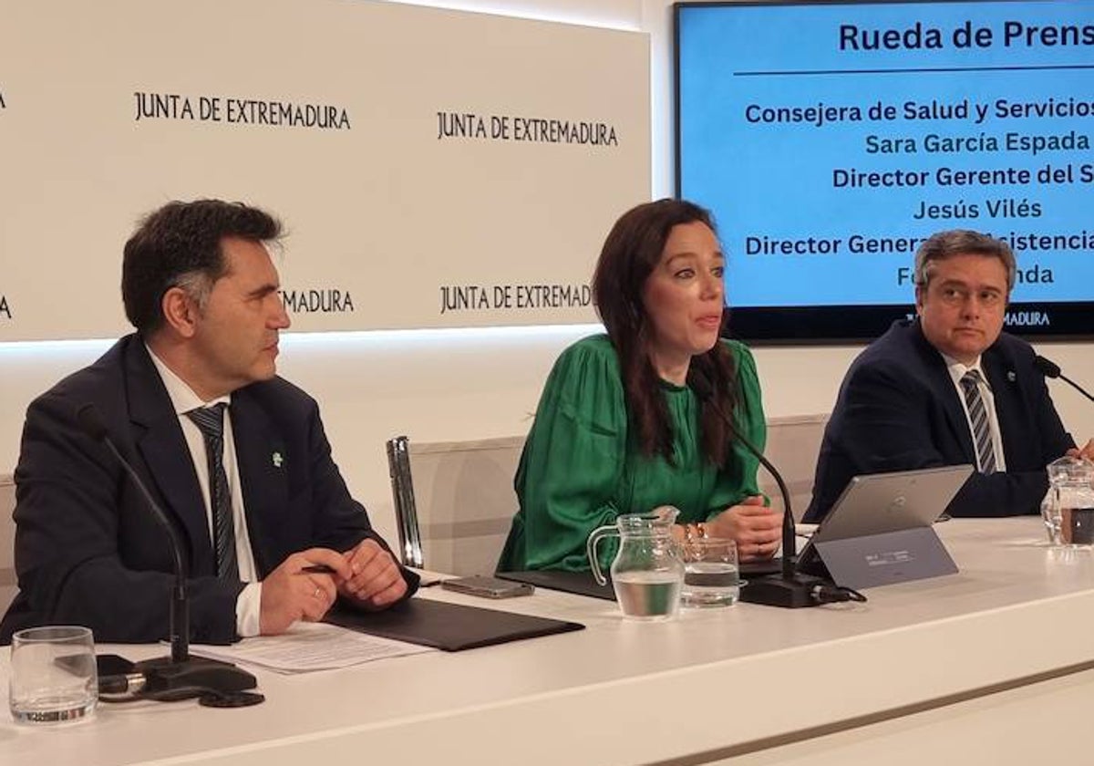 La consejera de Salud, Sara García Espada, junto al gerente del SES (izda.), Jesús Vilés, y el director general de Asistencia Sanitaria, Félix Miranda, esta mañana, en la sala de prensa de la Junta.