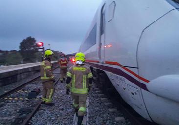 Pasajeros evacuados en el andén por un conato de incendio en el tren Cáceres-Madrid