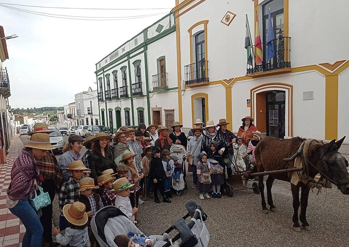 Imagen secundaria 1 - Arriba, alumnado de la Escuela Profesional Dual Alminar XI, con la degustación de dulces típicos ayer jueves, durante el juego de 'El Entregá'. Abajo, momentos de la Siembra de la Ceniza.