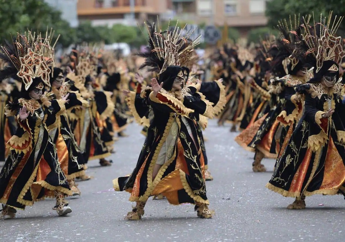 La comparsa iba disfrazada del origen del Carnaval .