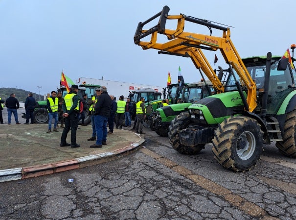 A primera hora de la mañana un grupo de ocho tractores y quince agricultores se concentraron en la glorieta de Carija de Mérida. La intención era llevar a cabo algún tipo de protesta en la autovía A-5. La presencia de la Guardia Civil y la Policía Nacional acabó disuadiéndoles de su propósito. 