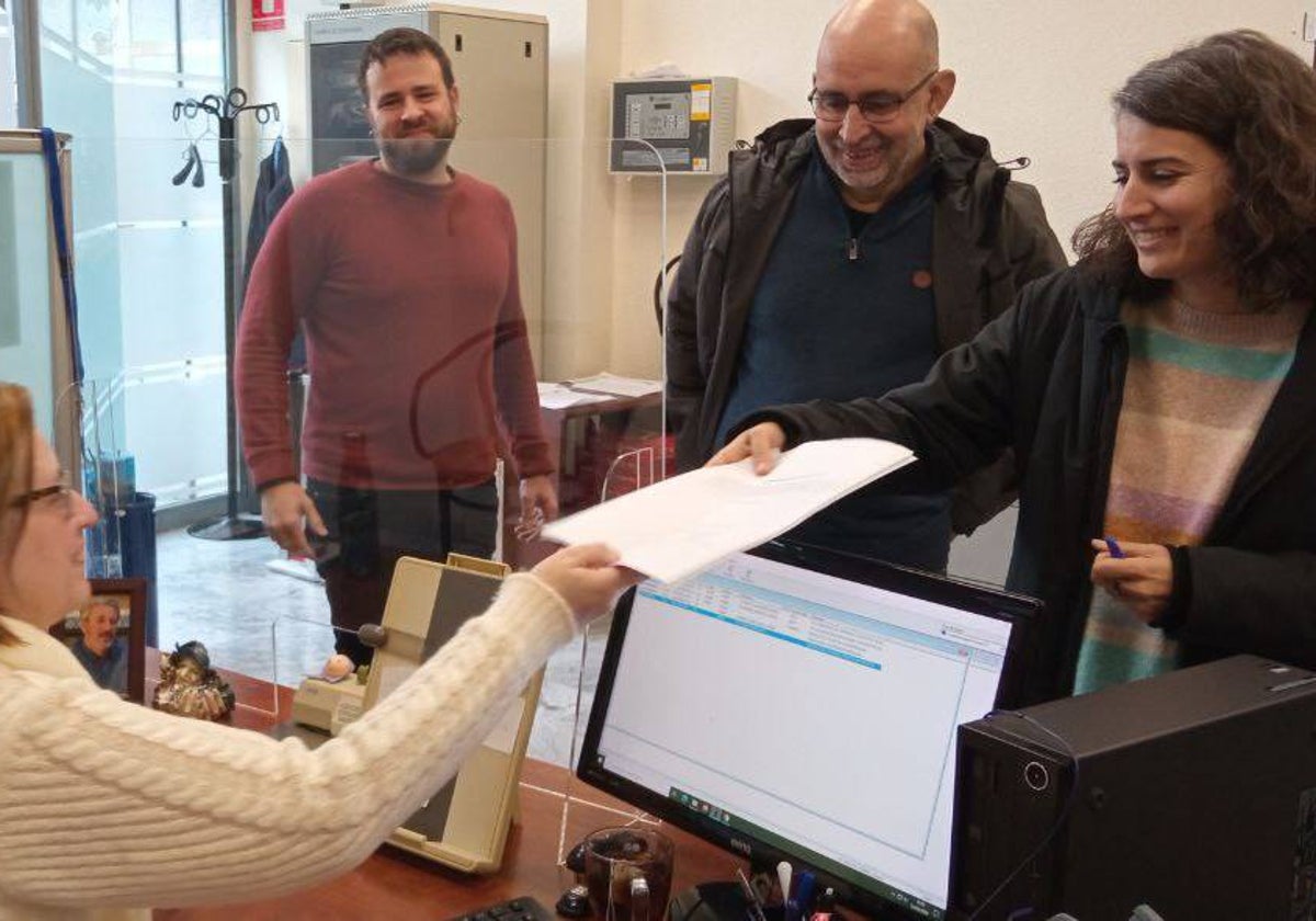 Irene de Miguel y miembros de Unidas Podemos entregan la propuesta de creación del Personero, el pasado jueves.