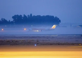 Un avión en el aeropuerto de Badajoz en un día de niebla, en una imagen de archivo.
