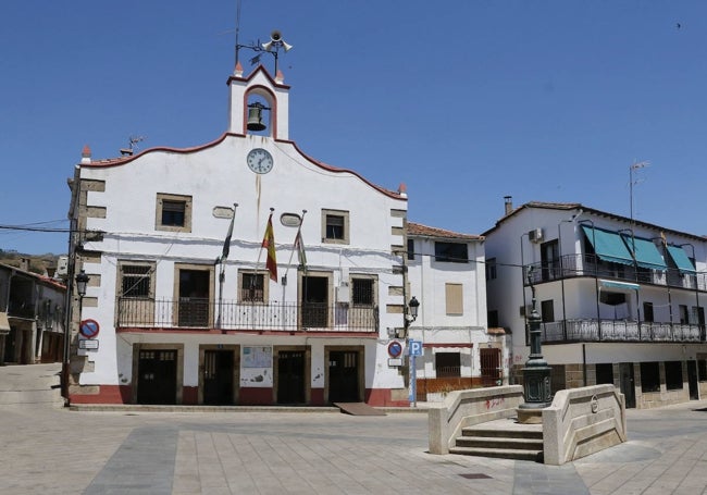 San Martín de Trevejo, una de las localidades por las que pasa el sendero GR22.