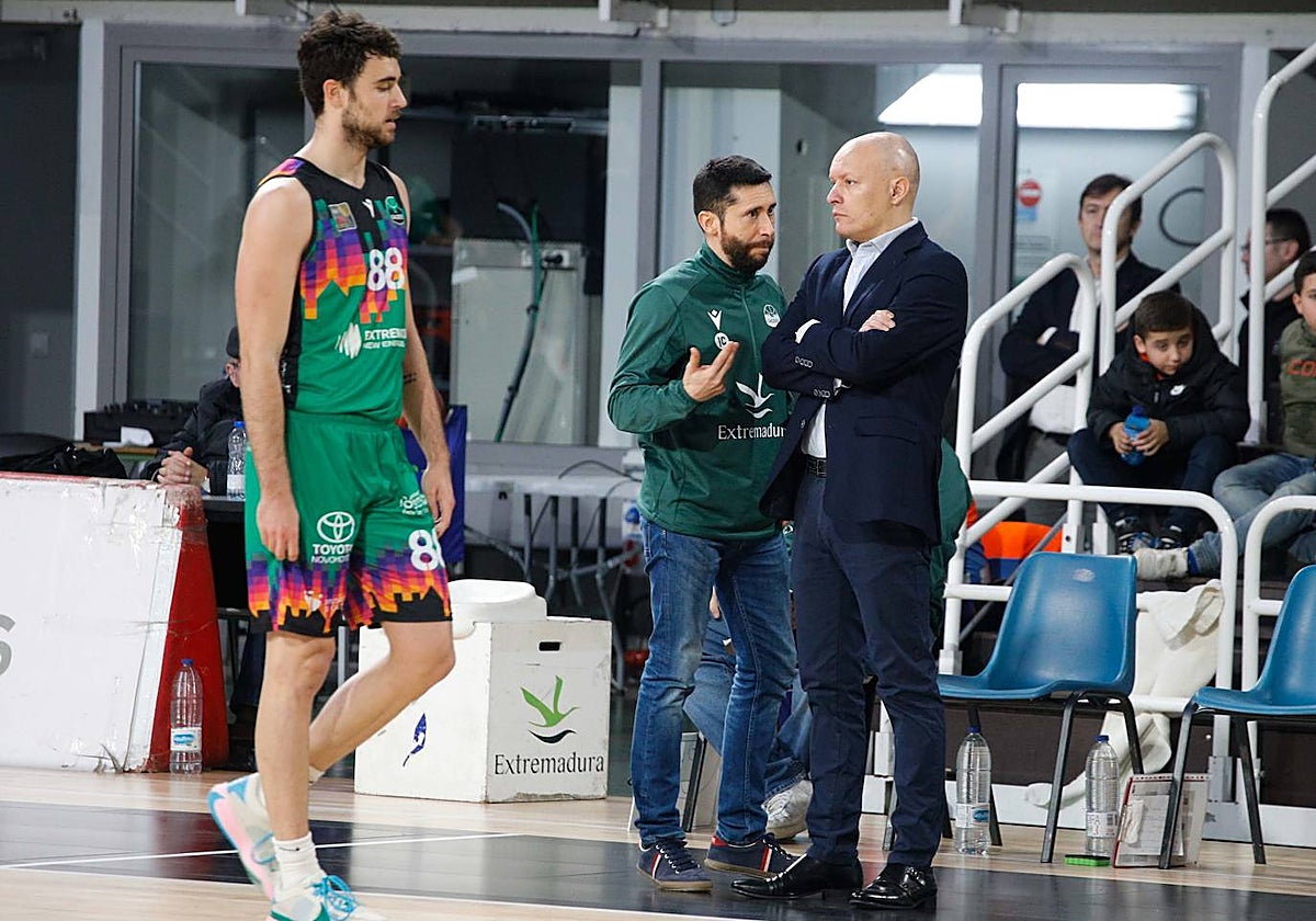 El técnico Arturo Álvarez charla con su ayudante Jacinto Carbajal ante la impotencia de Pau Carreño.