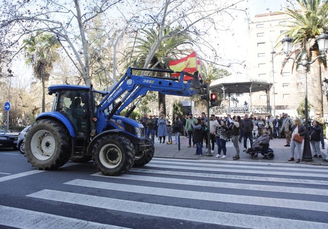 Llegada de los tractores a la avenida de España de Cáceres.