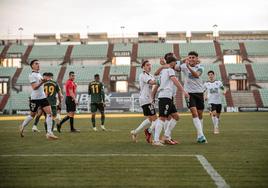 Celebración de uno de los dos tantos de la victoria del Mérida ante el líder Castellón.