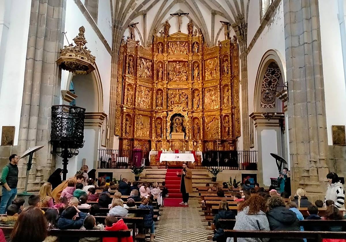 Los alumnos durante la visita al retablo.