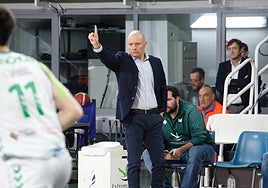 Arturo Álvarez da instrucciones en el duelo ante el Castelló.