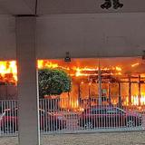 Arde la parada principal del autobús urbano de Mérida por una churrería