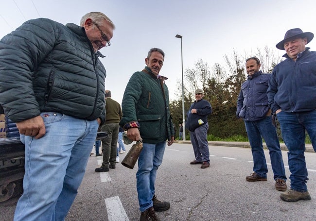 Agricultores y ganaderos con sus cencerros, durante la concentración este lunes, en Cáceres.