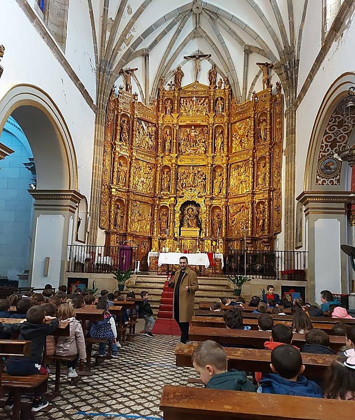 Imagen secundaria 2 - Los alumnos de infantil y primaria visitan el retablo de Santa Ana