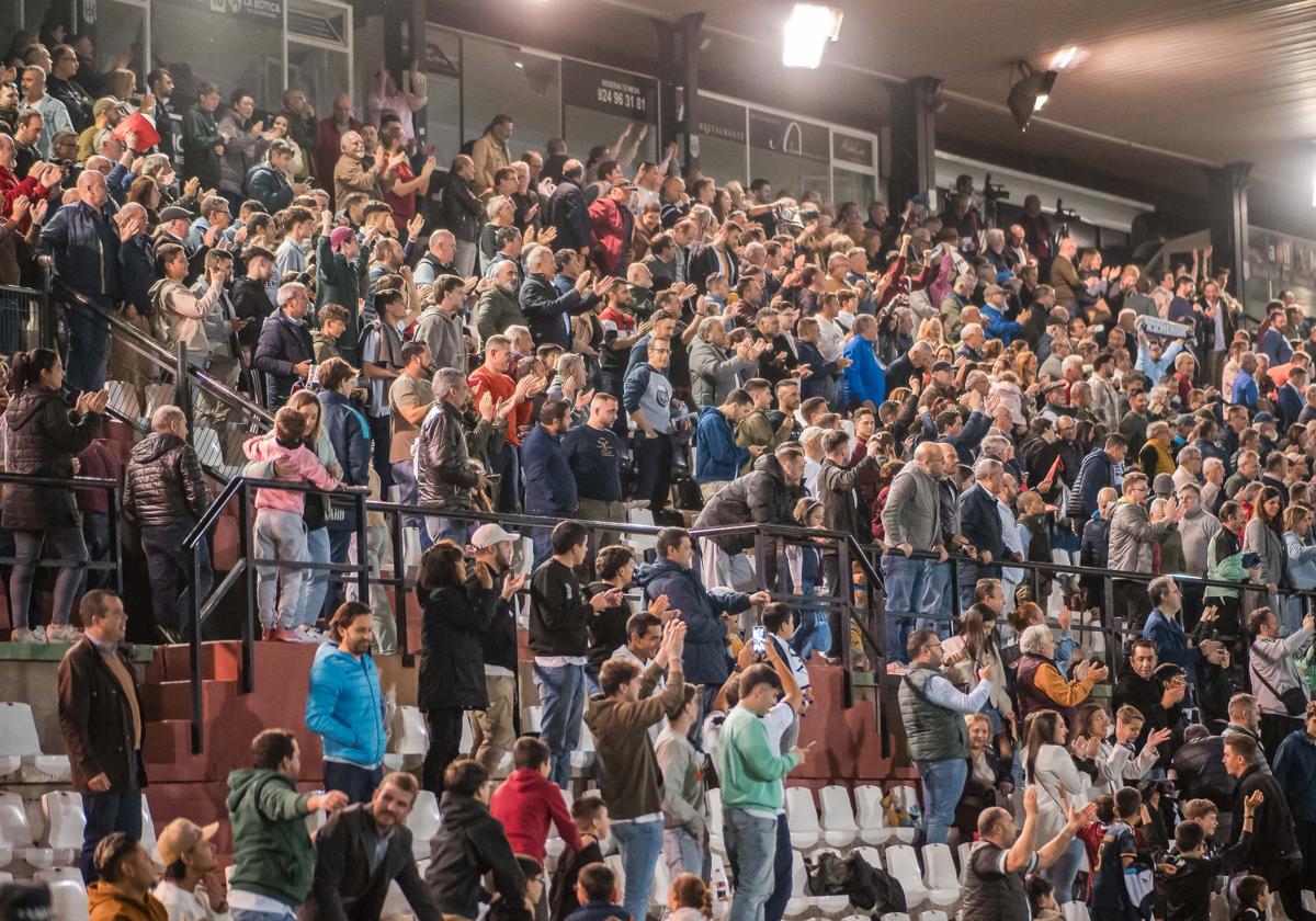 Los aficionados del Mérida terminaron el partido del sábado eufóricos y esperanzados.