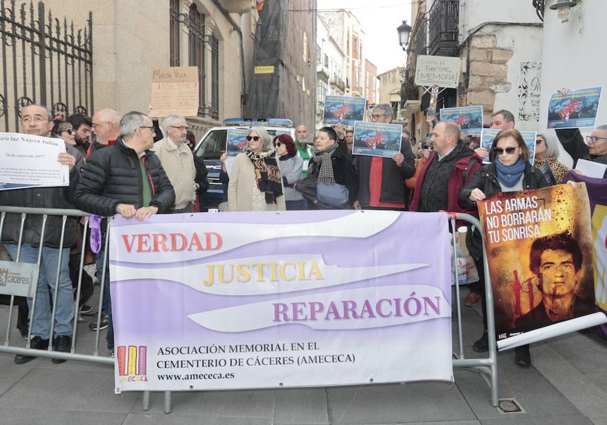 Manifestantes se concentran contra el exministro Martín Villa en Cáceres al grito de «asesino»