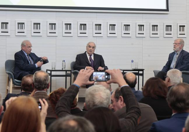 Alfonso Guerra, Martín Villa y Juan Carlos Rodríguez Ibarra, en un momento de la charla en el Helga de Alvear.