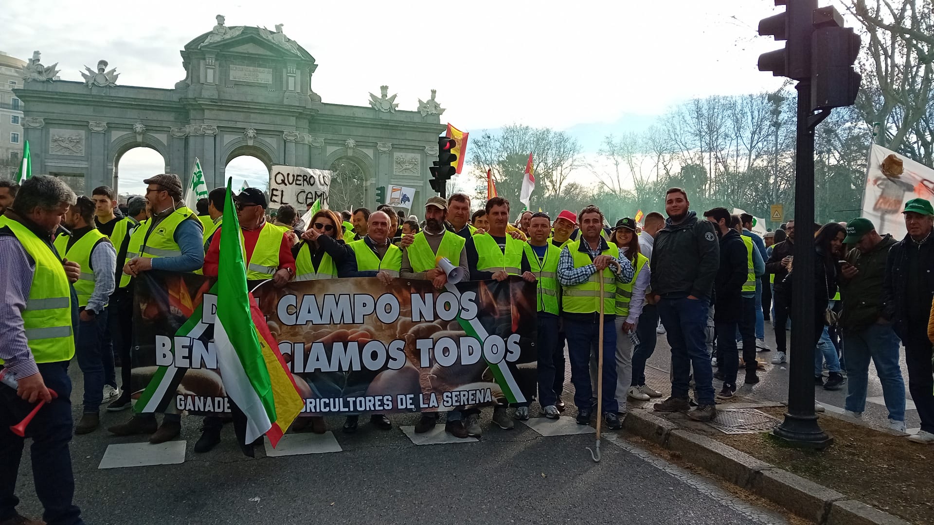 Agricultores y ganaderos de La Serena, junto a la Puerta de Alcalá. 