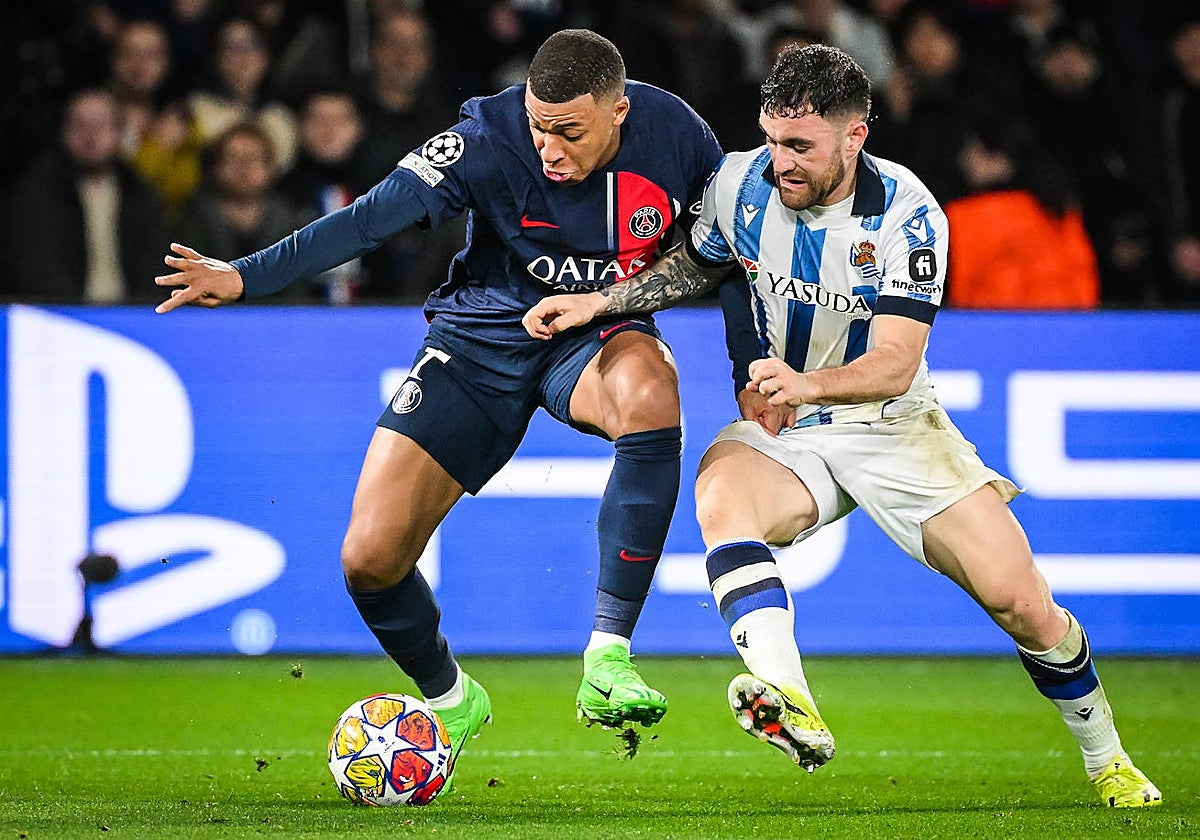 Forcejeo de Javi Galán con Mbappé en el duelo de ida de los octavos de final de la Liga de Campeones jugado en el Parque de los Príncipes.