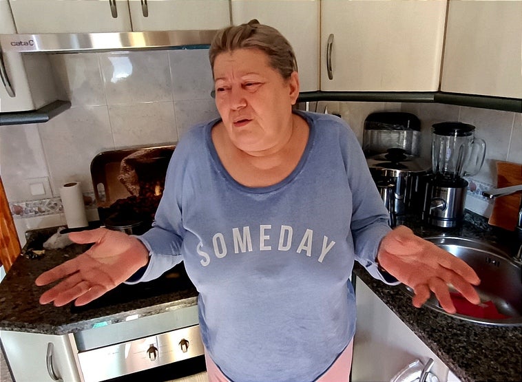 Purificación Mejías en la cocina de su casa, donde ha pasado los últimos cinco meses.