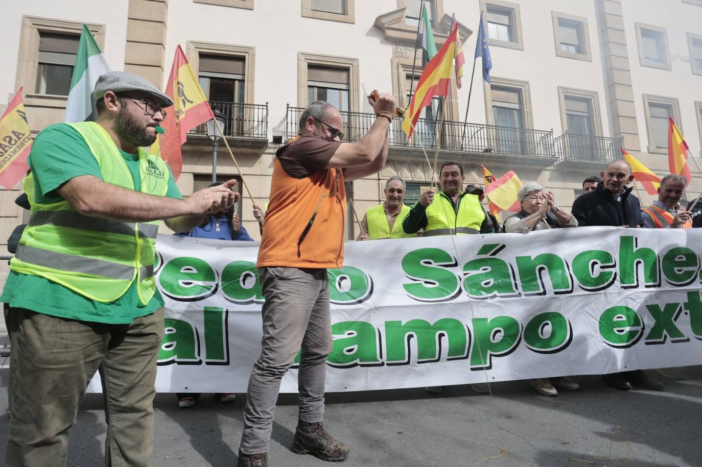 Los agricultores han derramado botes de miel de supermercado frente a la Subdelegación del Gobierno.