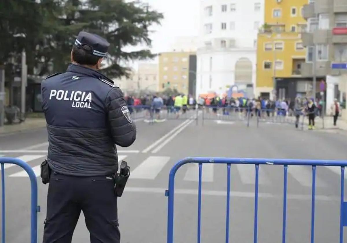 Un policía local el día que se suspendió la Vuelta al Baluarte por la falta de agentes.