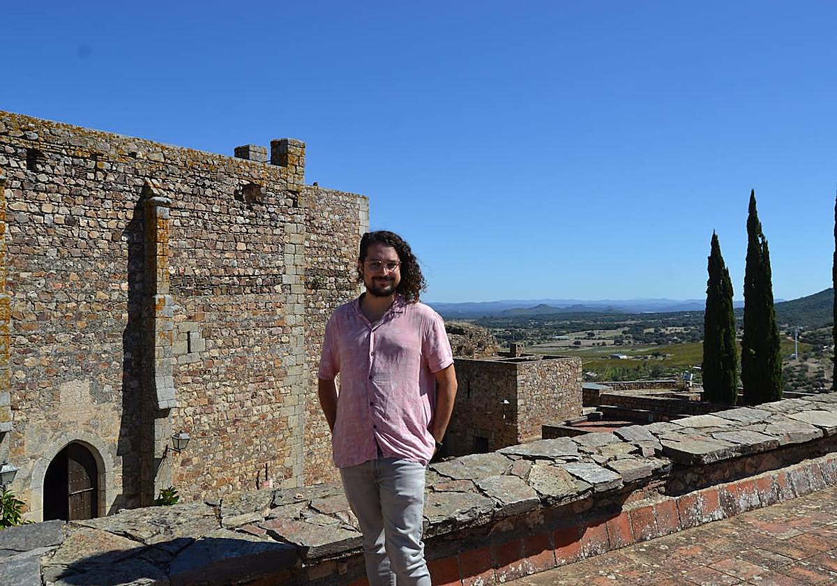 García-Arenal en su visita al Castillo de Luna
