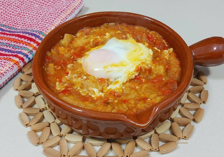 Sopa de tomate con huevo