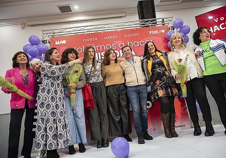 Miguel Ángel Gallardo el miércoles pasado en Mérida rodeado de mujeres socialistas que han tenido cargos en la región.