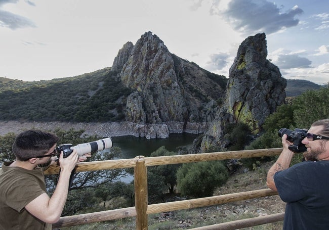 Aficionados al avistamiento de aves, frente al Salto del Gitano.