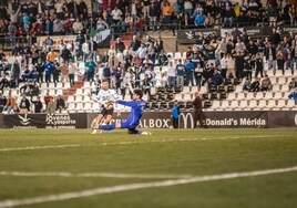 Álvaro Juan en su mano a mano ante el Castellón de la jornada pasada.