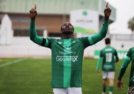 Adi, que apunta de nuevo a titular, celebra su último gol.