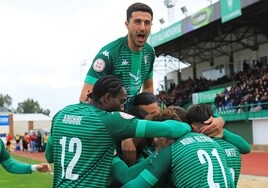 Piña de los jugadores del Villanovense tras el primer gol.