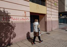 Pintada en la fachada del PSOE este lunes por la mañana.