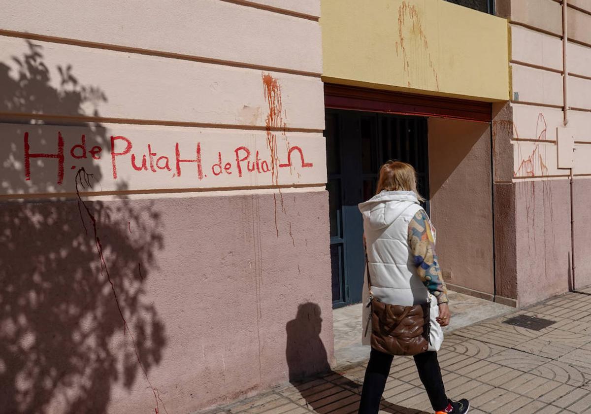 Pintada en la fachada del PSOE este lunes por la mañana.