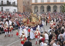 Procesión de la 'Burrina' de la cofradía de los Ramos a su paso por la Plaza Mayor, con gradas, en la Semana Santa de 2005.