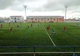 Javi conduce el balón en la primera parte