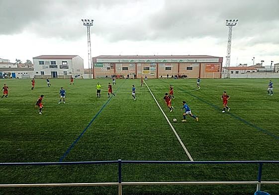 Javi conduce el balón en la primera parte
