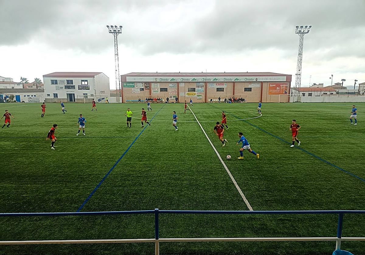 Javi conduce el balón en la primera parte