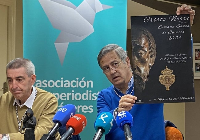 Alonso Corrales Gaitán, mayordomo del Cristo Negro, muestra el cartel de la procesión de este año.