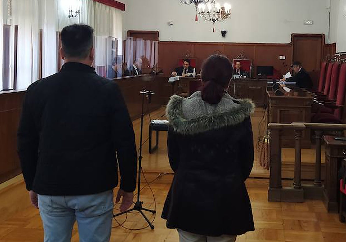 Los acusados han vuelto a sentarse en el banquillo.