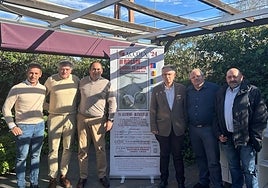 Los promotores del bolsín de Alburquerque junto al delegado del Gobierno, José Luis Quintana.