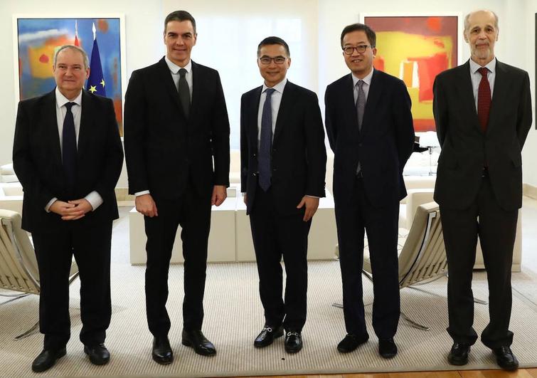 Jordi Hereu (ministro de Industria), Pedro Sánchez, Lei Zhang (presidente de Envision Group), Michael Ding (director ejecutivo global de Envision) y José Domínguez (presidente de Envision AESC España).