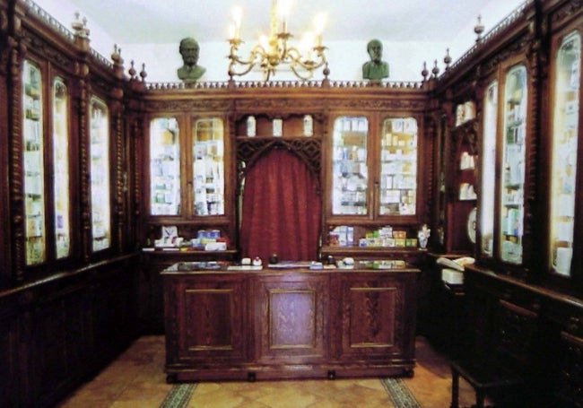 Imagen antigua del interior de la farmacia de Castel incluida en el libro que recoge los 100 años del Colegio Oficial de Farmaceúticos de Cáceres.