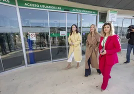 María Guardiola, en el centro, a su llegada al Hospital Universitario de Cáceres.