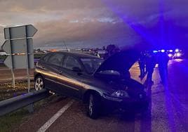 Imagen: Seat Ibiza en el que viajaban los dos detenidos y utilizaron para llevar a cabo los robos, tanto en Monesterio como en Fregenal de la Sierra. Vídeo: Robo en la tienda de Monesterio.