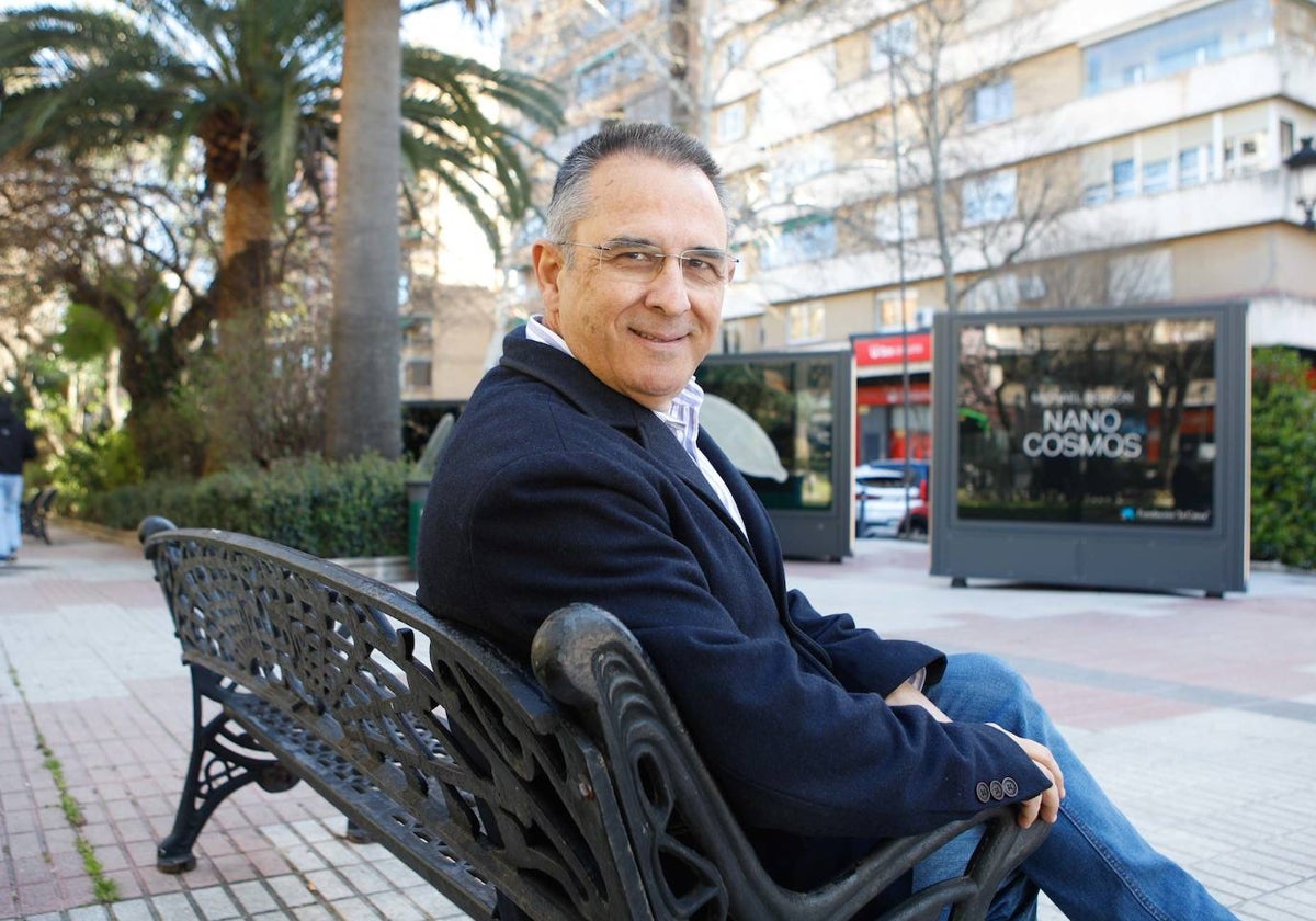 El catedrático, en el paseo de Cánovas de Cáceres, la ciudad donde vive.