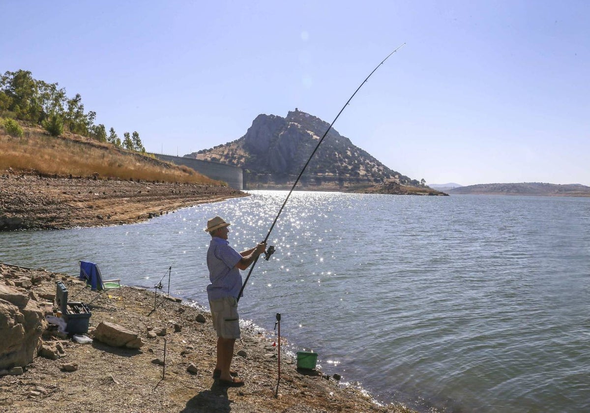 Un pescador en la orilla del embalse de Alange, uno de los dos de los que la Confederación del Guadiana tiene aprobada reserva de agua para el regadío de Tierra de Barros.