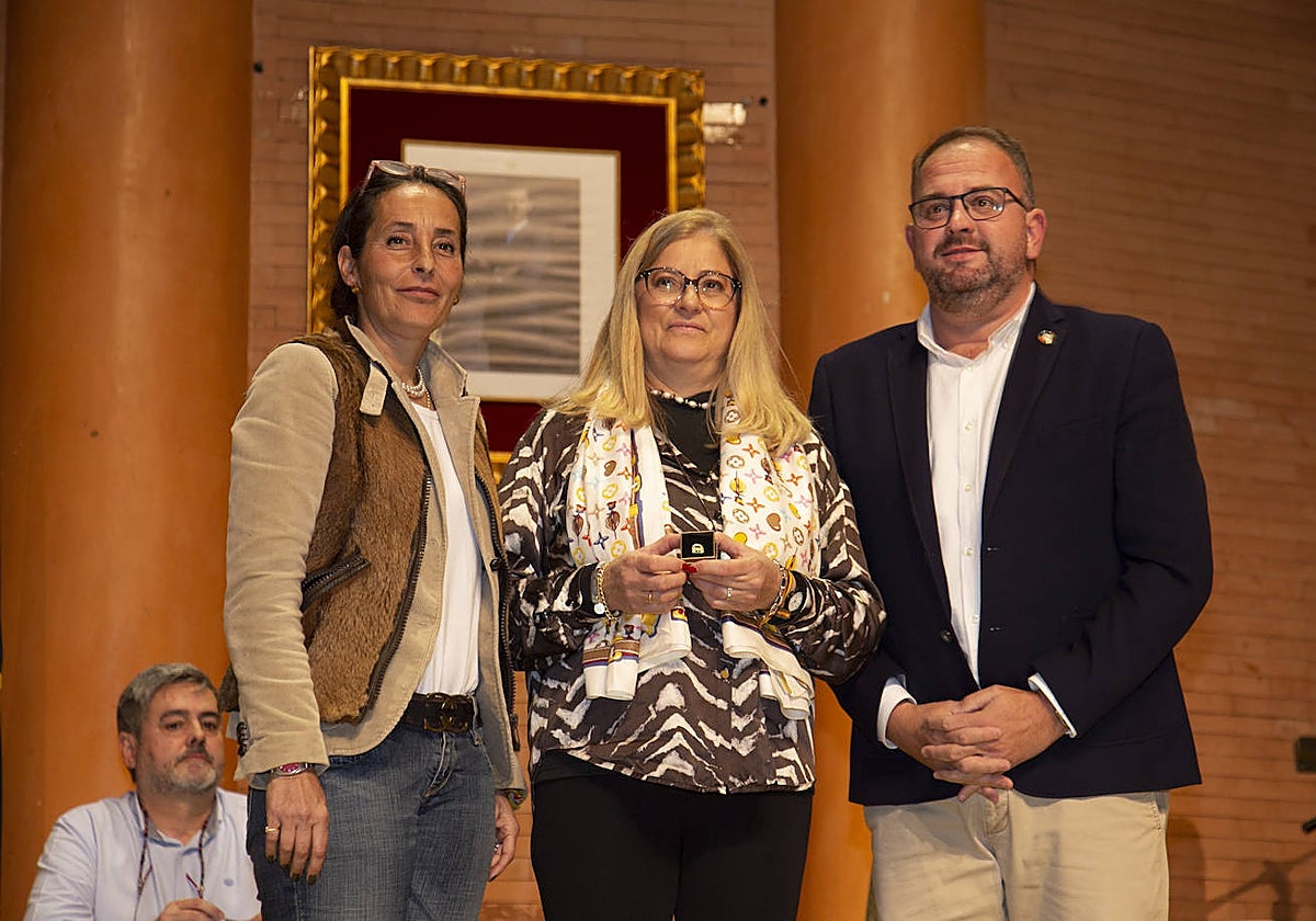 Rodríguez Osuna da la bienvenida a la nueva concejala de Vox, Margarita López de Ayala.