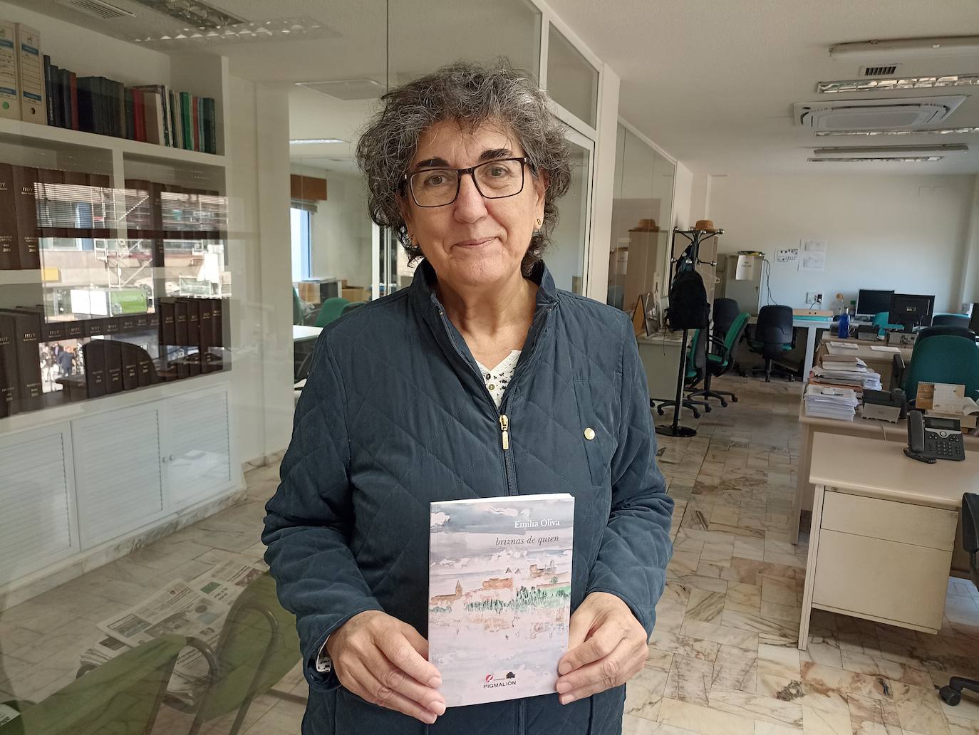 La poeta Emilia Oliva publica 'briznas de quien'.