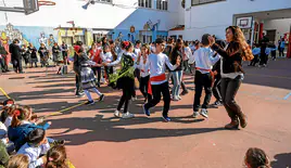 Alumnos del colegio Nuestra Señora de la Soledad bailando El candil.